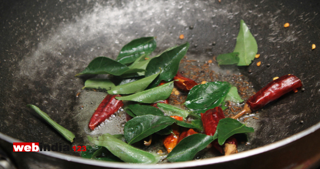 dry red chillies and curry leaves