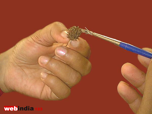 Applying glue on the Reed