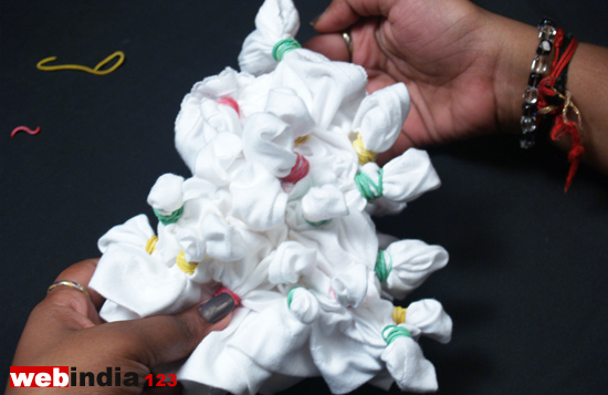 ake small knots using the rubber bands