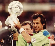 Imran Khan lifts world cup for Pakisthan