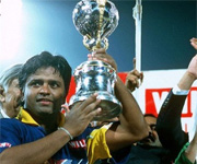 Arjuna Ranatunga lifts world cup for Sri Lanka