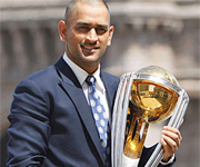 Mahendra Sing Dhoni lifts world cup for India