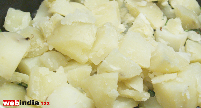 Peel the boiled potatoes