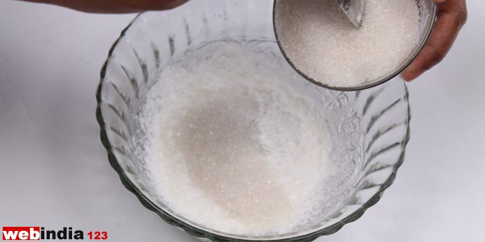 Mix sugar and cornstarch