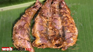 Place the fish on a plantain leaf
