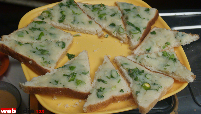 potato mixture over bread pieces