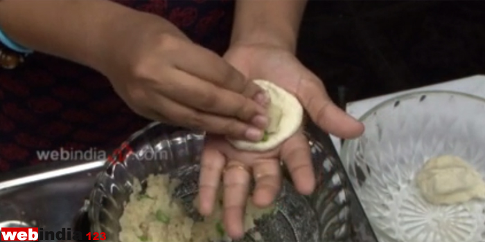 potato stuffing inside and roll
  the maida