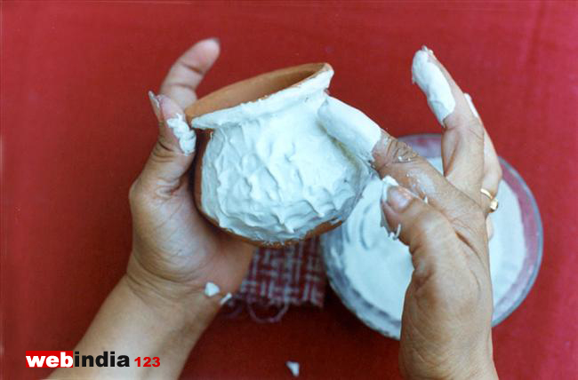 Applying the mixture over the pot