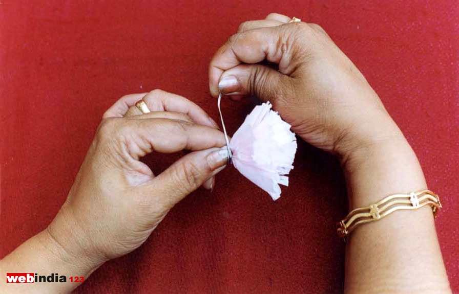 Tightening the wire around the finish flower