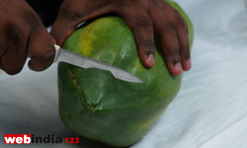 Flatten the bottom part of the papaya