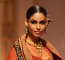 A+model+displays+the+latest+Azva+gold+jewellery+during+the+Aamby+Valley+India+Bridal+Fashion+Week+%28IBFW%29+2013%2C+in+Mumbai%2C+India+on+December+1%2C+2013%2E