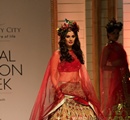 Bollywood+actor+Evelyn+Sharma+displays+the+creation+by+designer+Falguni+%26+Shane+Peacock+during+the+Aamby+Valley+India+Bridal+Fashion+Week+%28IBFW%29+2013%2C+in+Mumbai%2C+India+on+December+1%2C+2013%2E