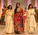 Bollywood+actor+Huma+Qureshi+walks+the+ramp+with+designers+Ashima+%28L%29+and+Leena+%28R%29+during+the+Aamby+Valley+India+Bridal+Fashion+Week+%28IBFW%29+2013%2C+in+Mumbai%2C+India+on+December+2%2C+2013%2E