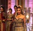 Bollywood+actor+Sophie+Choudry+displays+the+latest+Azva+gold+jewellery+as+she+walks+the+ramp+showcasing+an+outfit+designed+by+Mandira+Wirk+during+the+Aamby+Valley+India+Bridal+Fashion+Week+%28IBFW%29+2013%2C+in+Mumbai%2C+India+on+December+3%2C+2013%2E