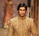 A+model+walks+the+ramp+showcasing+an+outfit+designed+by+Tarun+Tahiliani+during+the+Aamby+Valley+India+Bridal+Fashion+Week+%28IBFW%29+2013%2C+in+Mumbai%2C+India+on+November+29%2C+2013