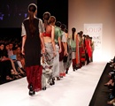 Models+displays+the+creation+by+fashion+designer+Sougat+Paul+during+the+Lakme+Fashion+Week+%28LFW%29+Summer%2F+Resort+2014+in+Mumbai%2C+India+on+March+12%2C+2014