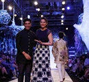 Bollywood+actor+Sonakshi+Sinha+displays+the+creation+of+fashion+designer+Manish+Malhotra+%28L%29+during+the+Lakme+Fashion+Week+%28LFW%29+Summer%2F+Resort+2014+in+Mumbai%2C+India+on+March+11%2C+2014