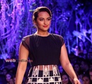 Bollywood+actor+Sonakshi+Sinha+displays+the+creation+of+fashion+designer+Manish+Malhotra+during+the+Lakme+Fashion+Week+%28LFW%29+Summer%2F+Resort+2014+in+Mumbai%2C+India+on+March+11%2C+201