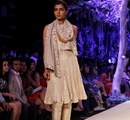 A+model+displays+the+creation+of+fashion+designer+Manish+Malhotra+during+the+Lakme+Fashion+Week+%28LFW%29+Summer%2F+Resort+2014+in+Mumbai%2C+India+on+March+11%2C+2014