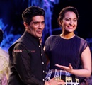 Bollywood+actor+Sonakshi+Sinha+displays+the+creation+of+fashion+designer+Manish+Malhotra+%28L%29+during+the+Lakme+Fashion+Week+%28LFW%29+Summer%2F+Resort+2014+in+Mumbai%2C+India+on+March+11%2C+2014