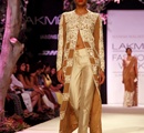 A+model+displays+the+creation+of+fashion+designer+Manish+Malhotra+during+the+Lakme+Fashion+Week+%28LFW%29+Summer%2F+Resort+2014+in+Mumbai%2C+India+on+March+11%2C+2014%2E