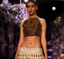 A+model+displays+the+creation+of+fashion+designer+Manish+Malhotra+during+the+Lakme+Fashion+Week+%28LFW%29+Summer%2F+Resort+2014+in+Mumbai%2C+India+on+March+11%2C+2014%2E