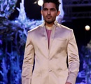 A+model+displays+the+creation+of+fashion+designer+Manish+Malhotra+during+the+Lakme+Fashion+Week+%28LFW%29+Summer%2F+Resort+2014+in+Mumbai%2C+India+on+March+11%2C+2014