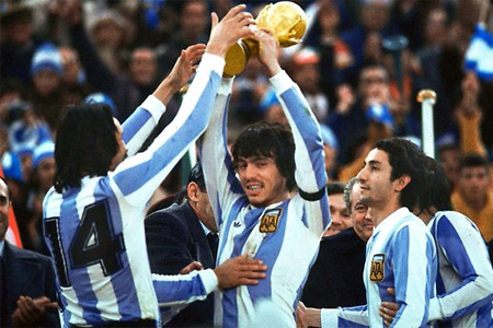 Captain Daniel Passarella holding the FIFA World Cup trophy