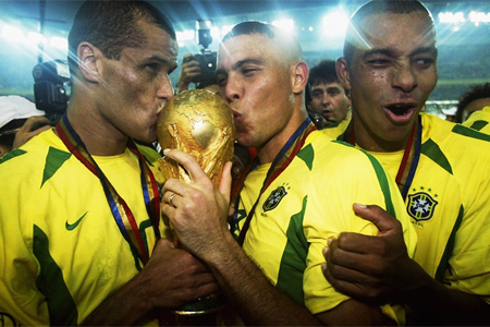 RIVALDO, RONALDO and GILBERTO SILVA celebrate with the trophy
