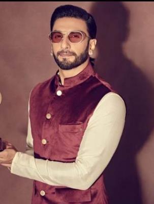 Ranveer Singh flaunts his sharp appearance in white t-shirt and