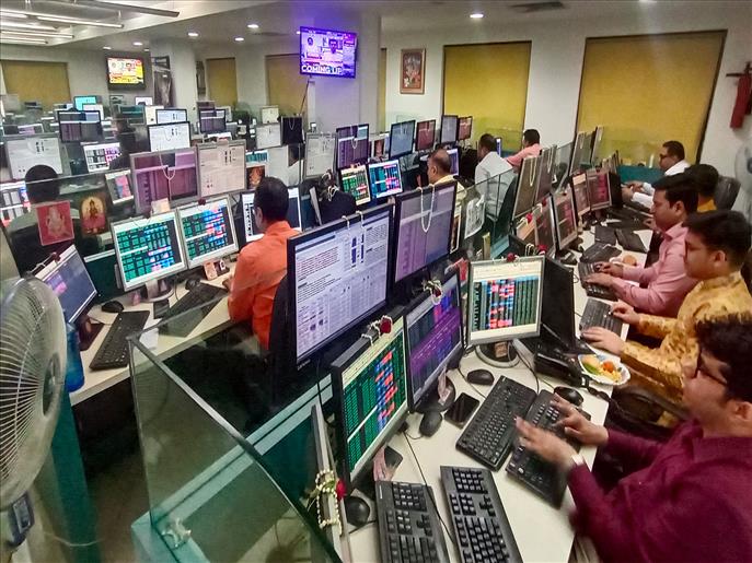 Stock indices extend losing streak for fourth session; Sensex down by 780 points