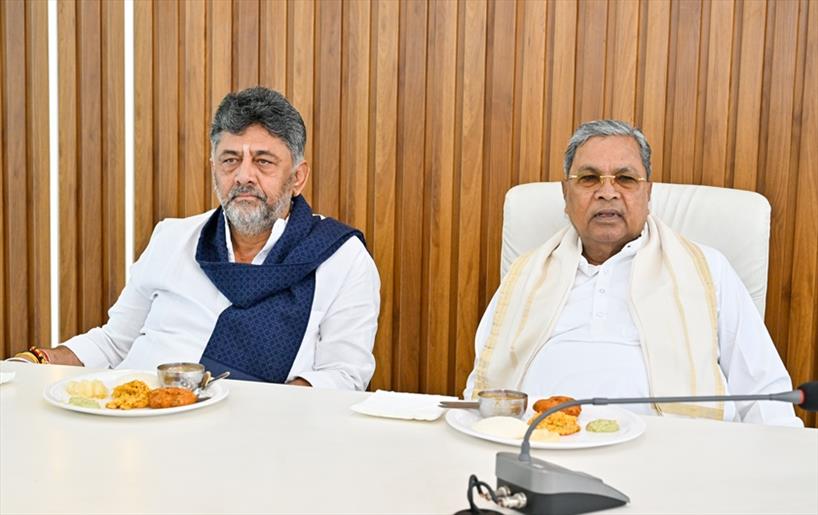 DK Shivakumar seeks Siddarmaiah's blessings as state braces for imminent leadership transition
