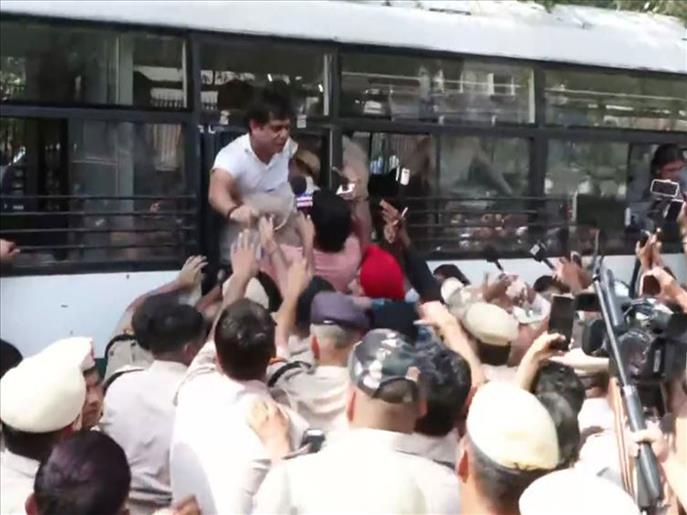 Rahul Gandhi questions EC for not meeting opposition leaders even as Police detain protesting Congress cadres